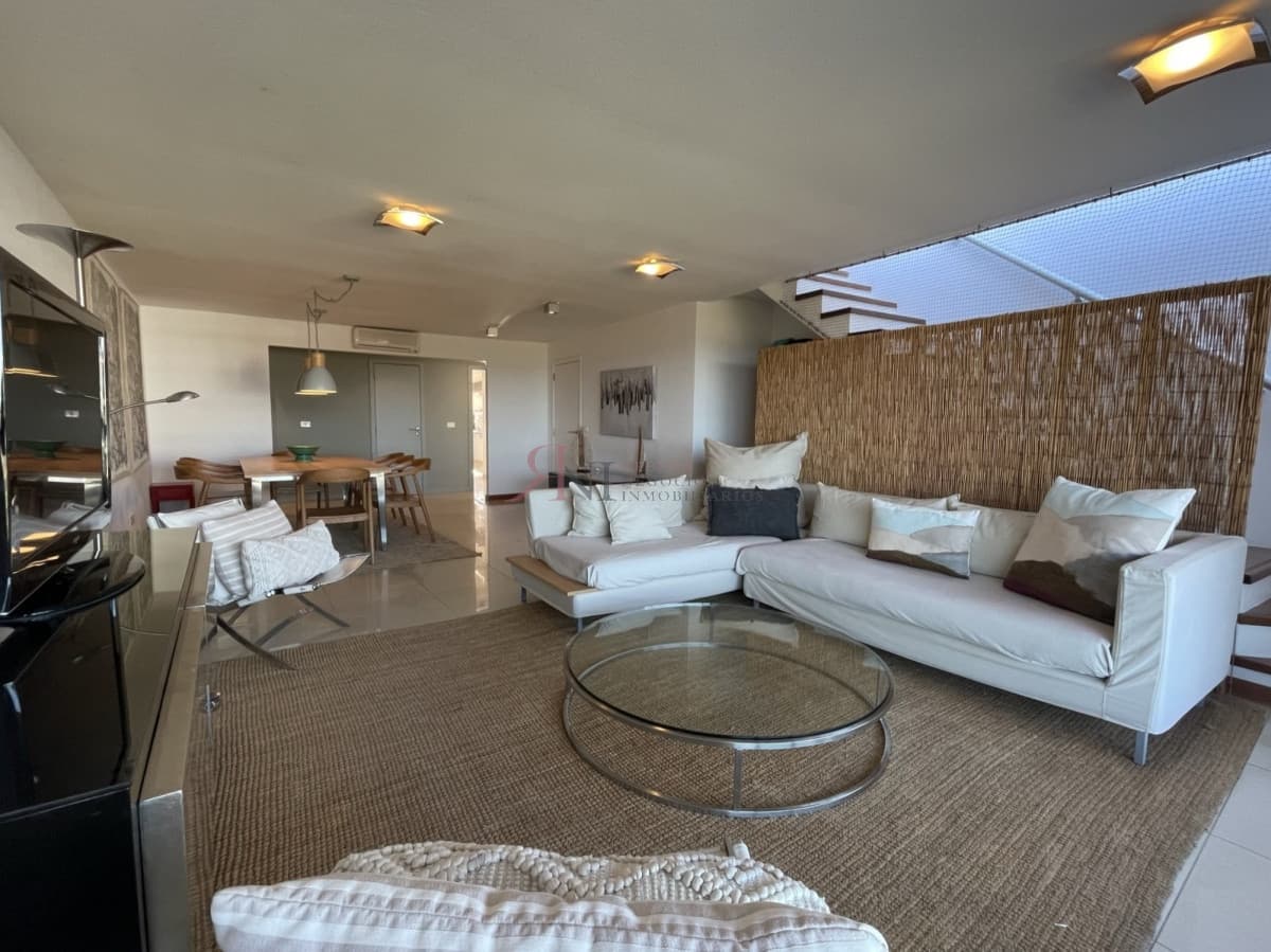 Exclusivo, vista  al mar , barbacoa propia, como una casa con la seguridad de edificio. 									(ref.#9061)