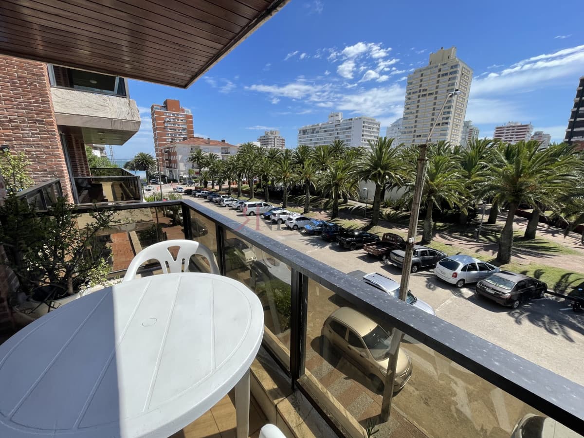 Simpatico , linda terraza y vista parcial al mar									(ref.#1004)
