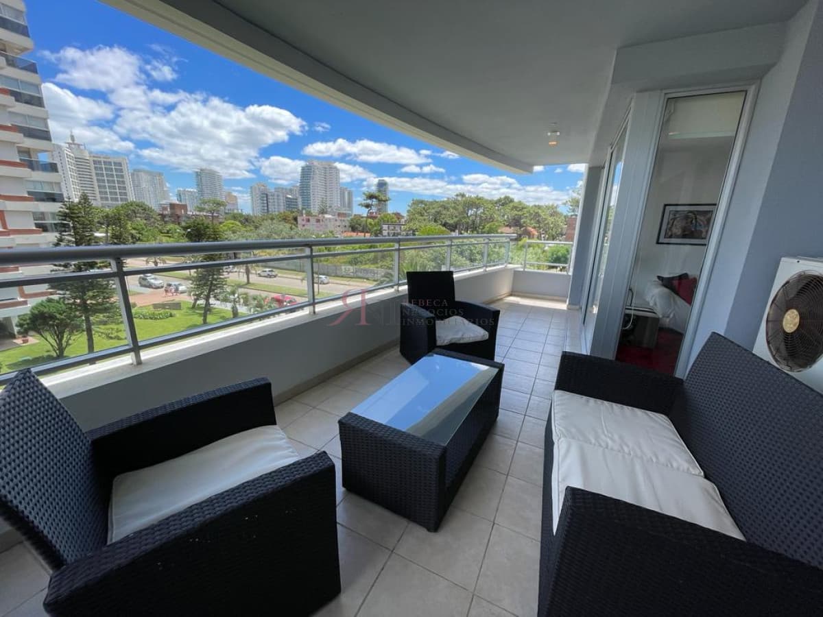 Amplia terraza, a metros de la Playa Brava 									(ref.#10443)