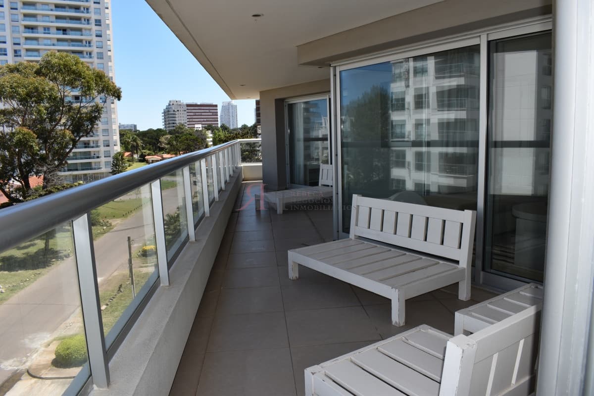 Edificio relativamente nuevo a metros de la Playa Brava									(ref.#111413)