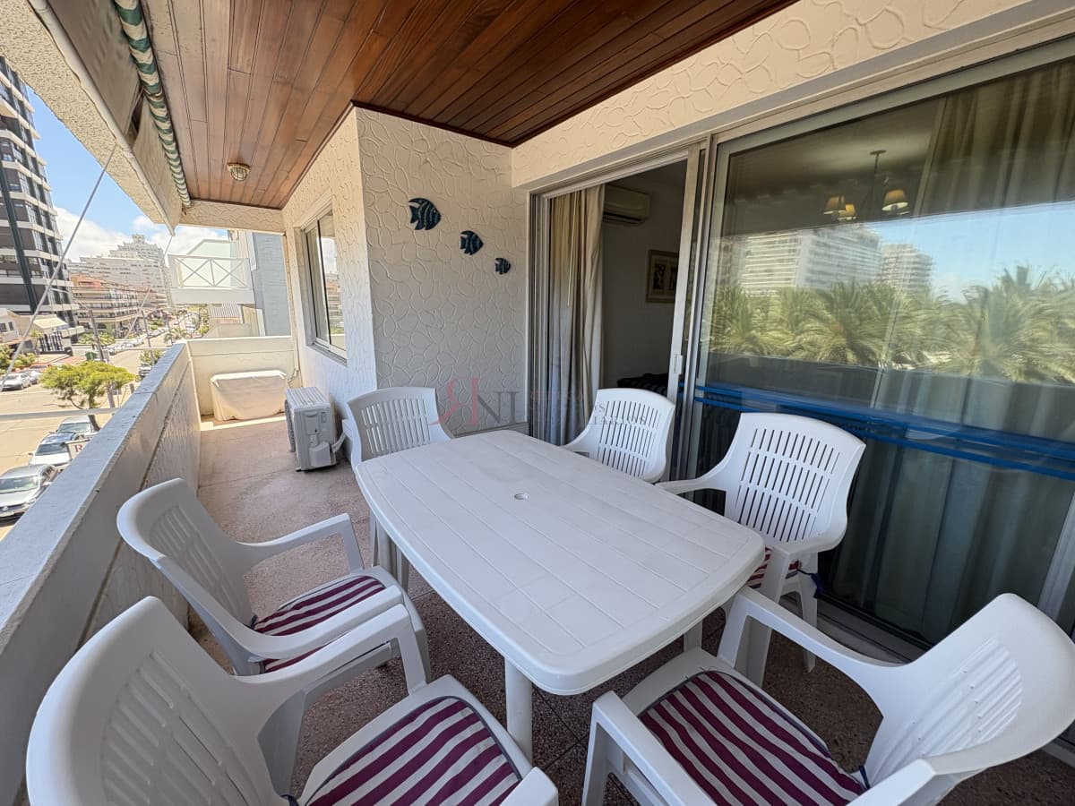Amplia terraza para disfrutar a toda hora, aire acondicionado en living y comedor									(ref.#3647)