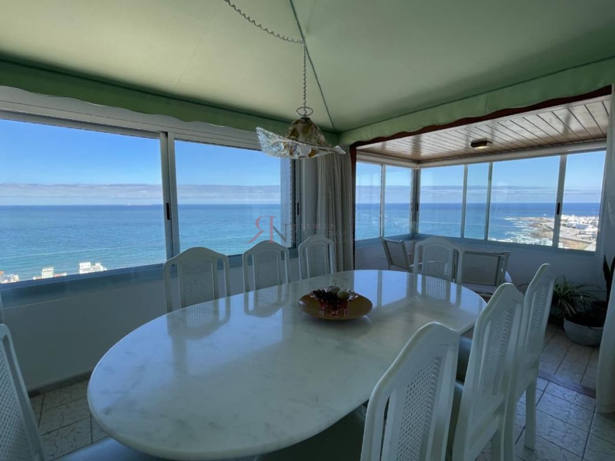 Terraza cerrada, a pocos metros del centro y del Puerto de Punta del Este									(ref.#2589)
