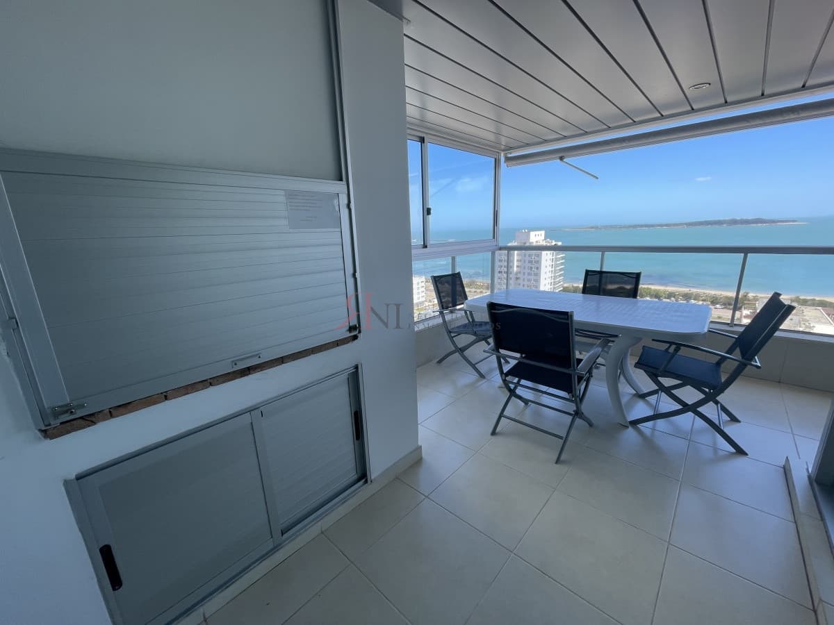 Excelente vista a la Playa Mansa, terraza con parrillero									(ref.#9484)