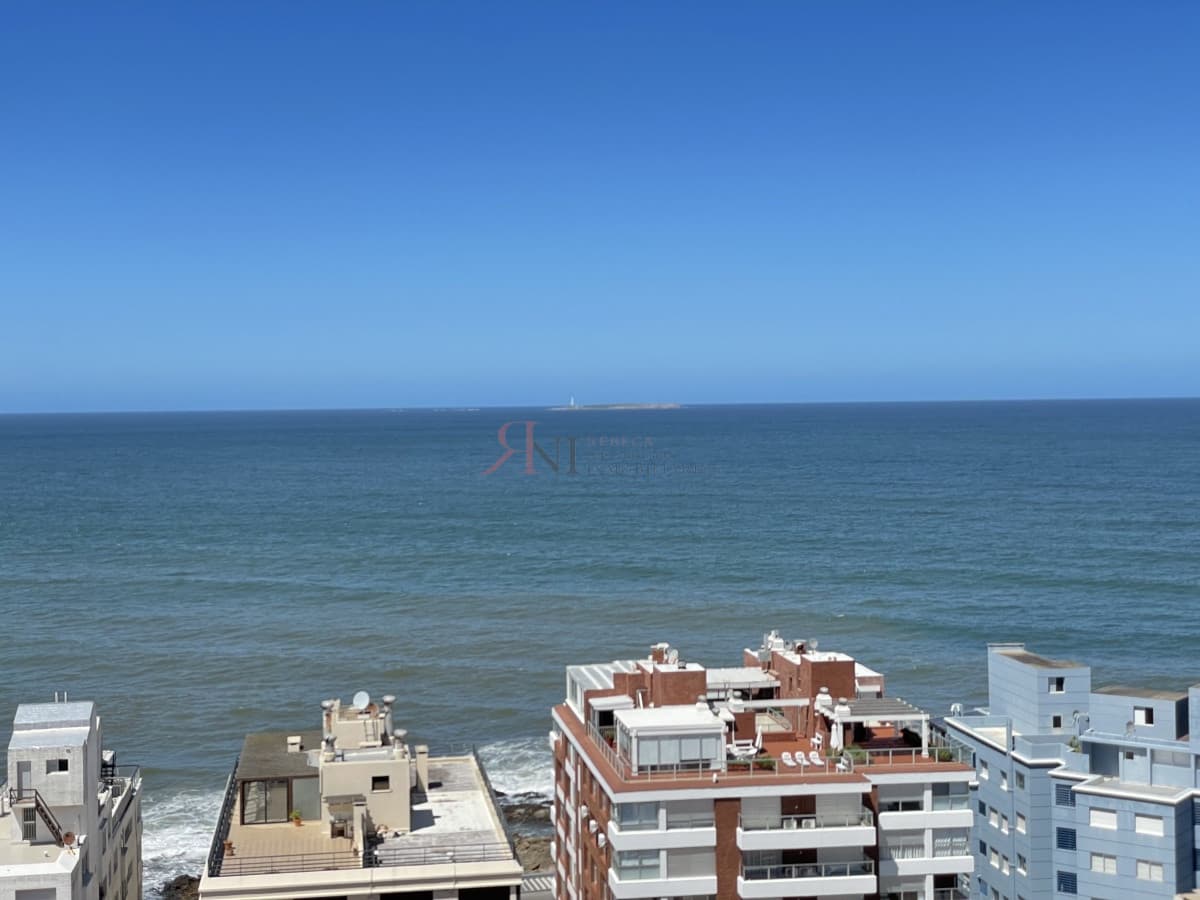 Piso alto, excelente vista a la Playa Brava									(ref.#2081)