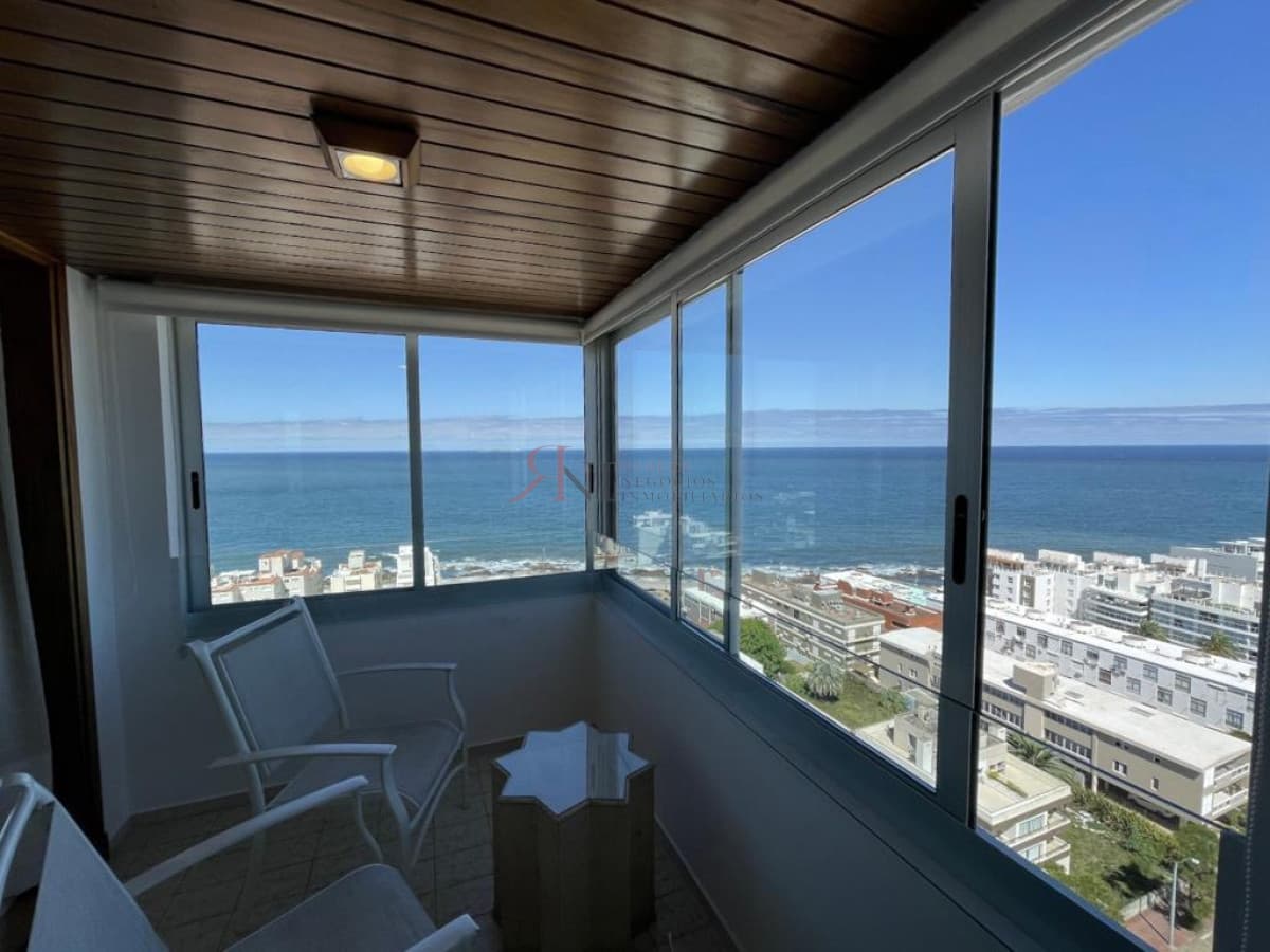 Terraza cerrada, a pocos metros del centro y del Puerto de Punta del Este									(ref.#2589)