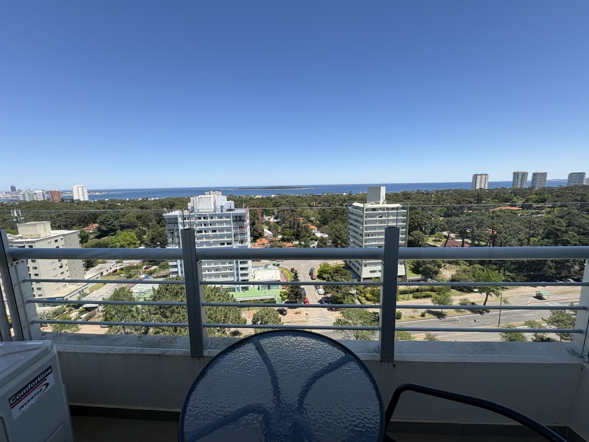 Piso alto, buena vista a Playa Mansa									(ref.#113924)