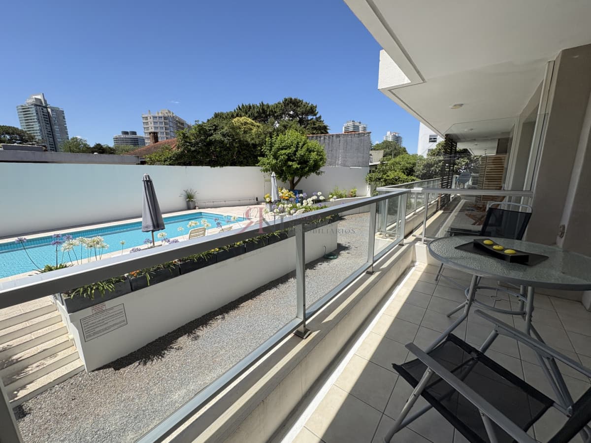 Edificio bajo con  piscina y parrilla 									(ref.#8885)