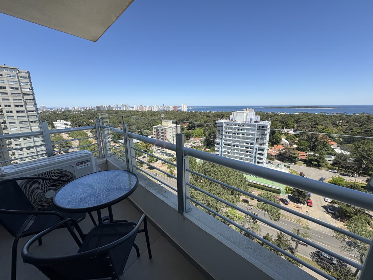 Piso alto, buena vista a Playa Mansa									(ref.#113924)