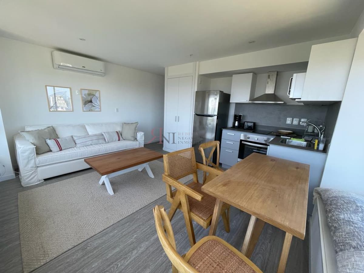 Divino apto. piso alto con muy buena vista a Playa Mansa									(ref.#111962)