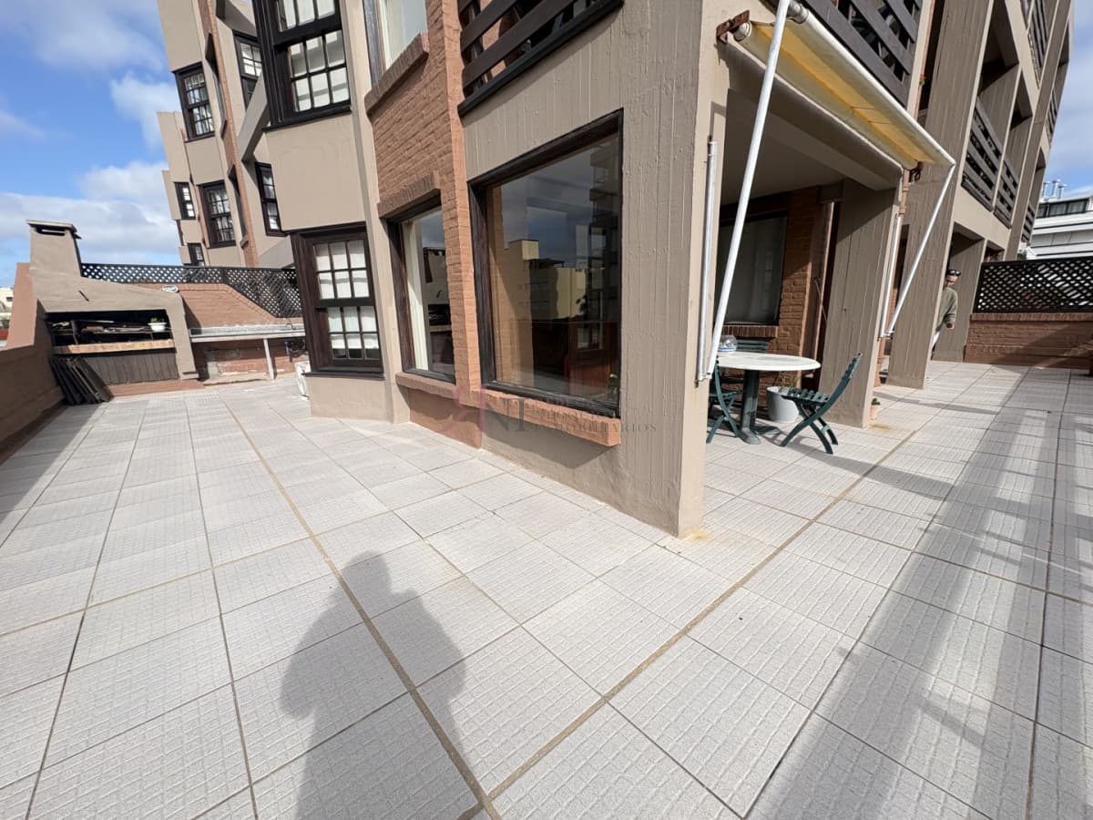 Amplia terraza con parrillero de uso exclusivo, garage para auto.									(ref.#8259)