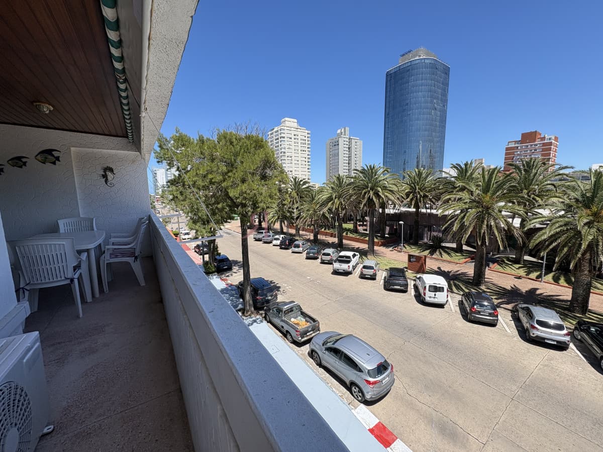 Amplia terraza para disfrutar a toda hora, aire acondicionado en living y comedor									(ref.#3647)