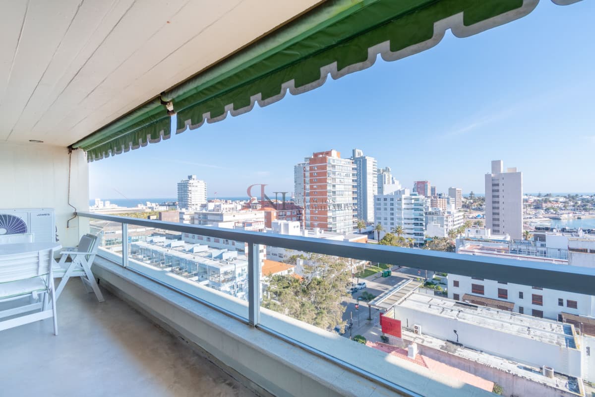 Lindisimo apartamento con buena vista al Puerto y buena terraza 									(ref.#7020)