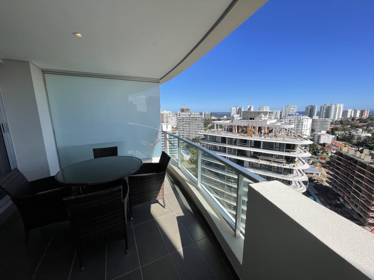 Piso alto, vista a Playa Mansa, amenities, mucama, servicio de playa									(ref.#11195)