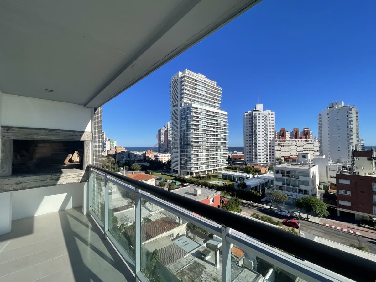 Buena terraza en forma de L con parrillero 									(ref.#112993)