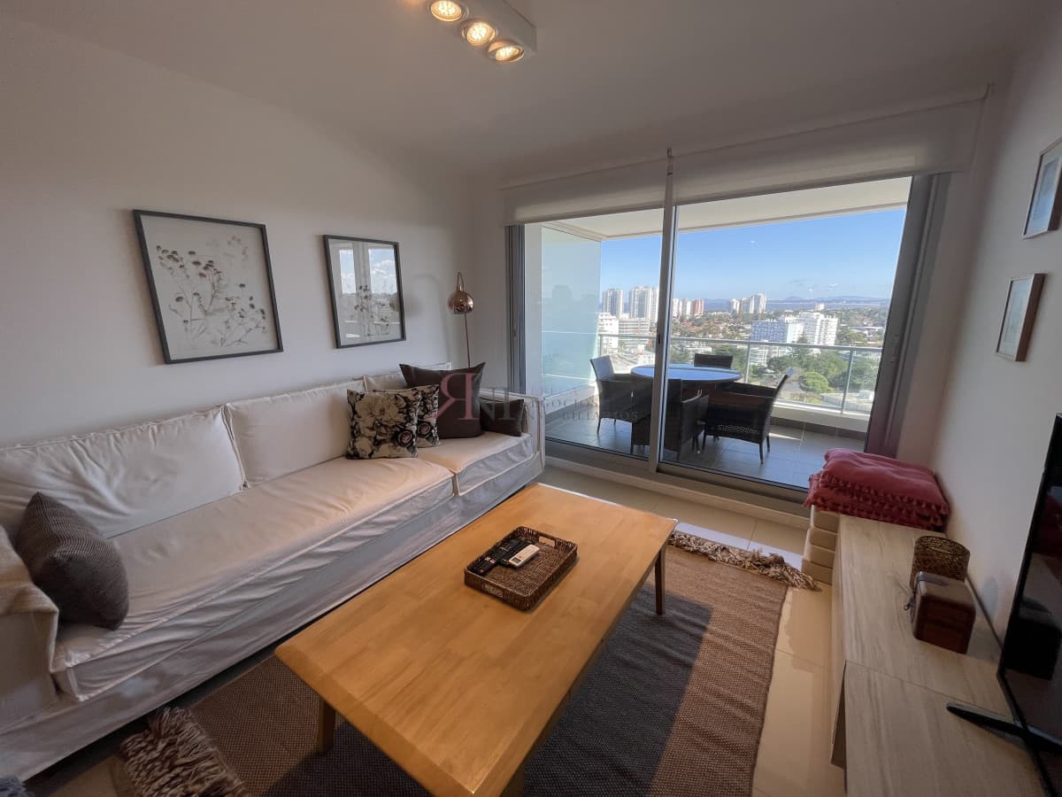 Piso alto, vista a Playa Mansa, amenities, mucama, servicio de playa									(ref.#11195)