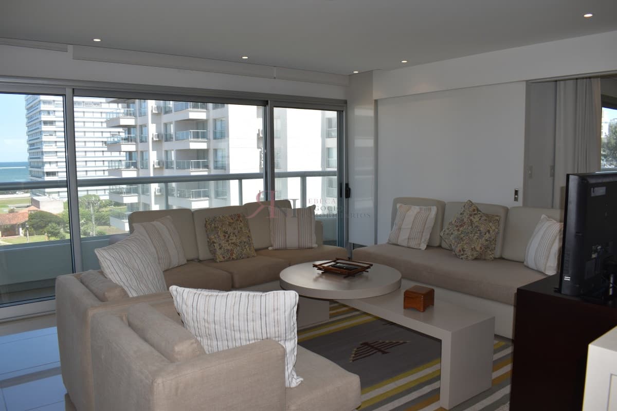 Edificio relativamente nuevo a metros de la Playa Brava									(ref.#111413)