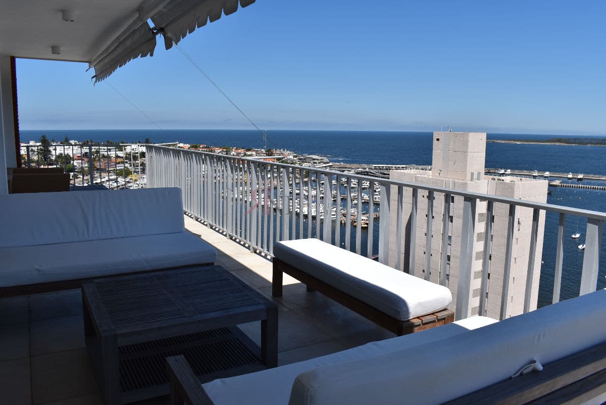 Excelente vista al Puerto, a la Playa Mansa y a la Brava, amplia terraza									(ref.#10630)