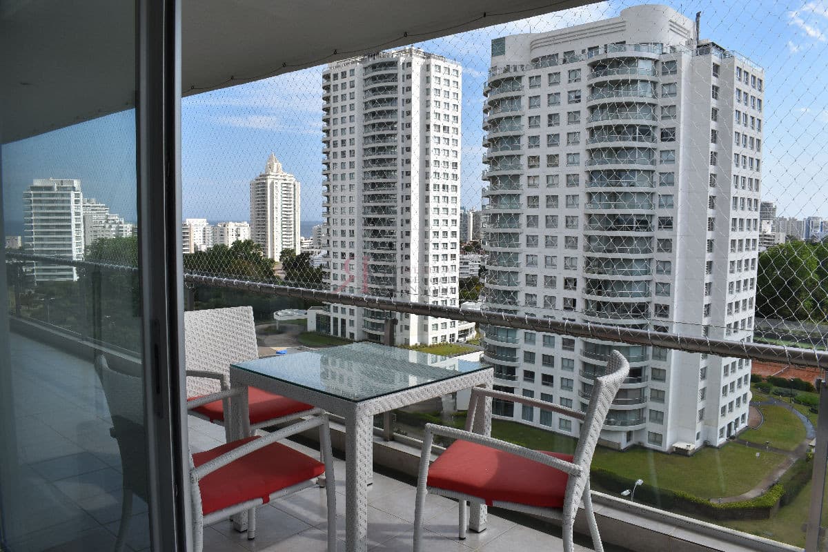 Impecable, ambientes amplios, aire acondicionado, piscina, mucama 									(ref.#11223)