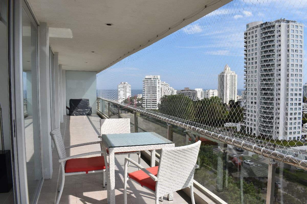 Impecable, ambientes amplios, aire acondicionado, piscina, mucama 									(ref.#11223)