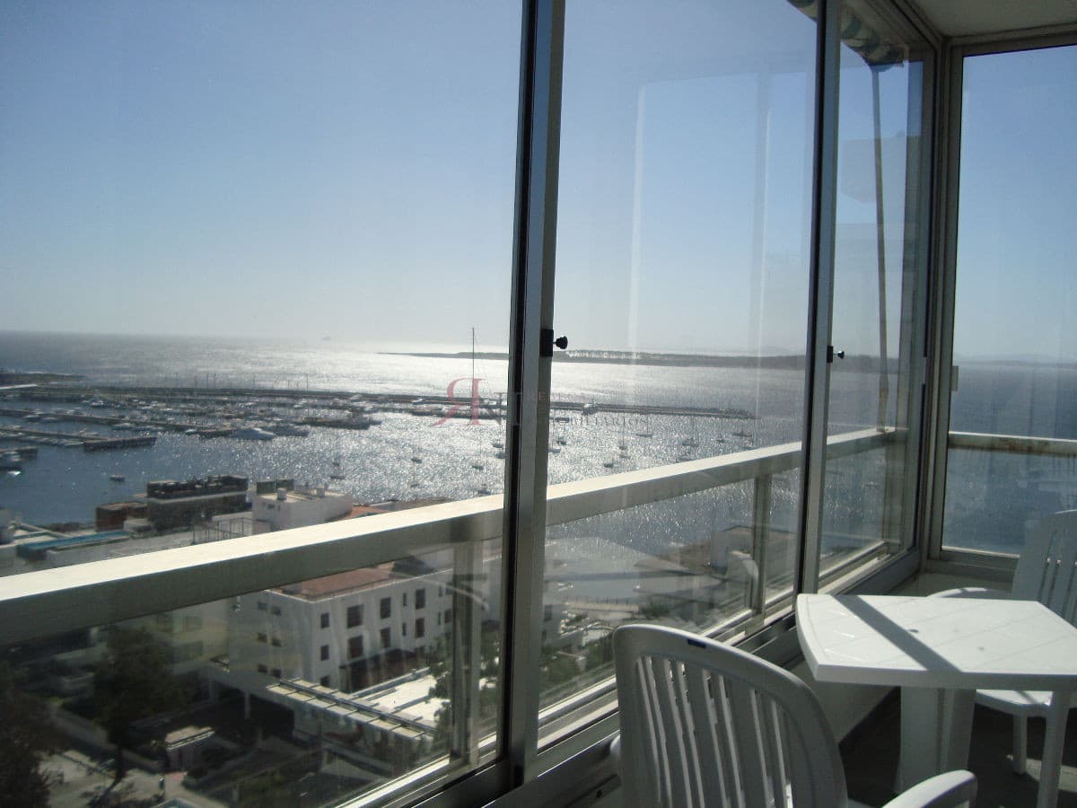 Terraza cerrada con linda vista al Mar 									(ref.#9118)