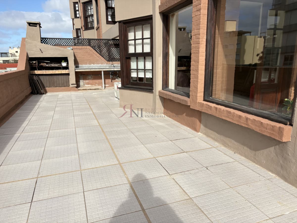 Amplia terraza con parrillero de uso exclusivo, garage para auto.									(ref.#8259)
