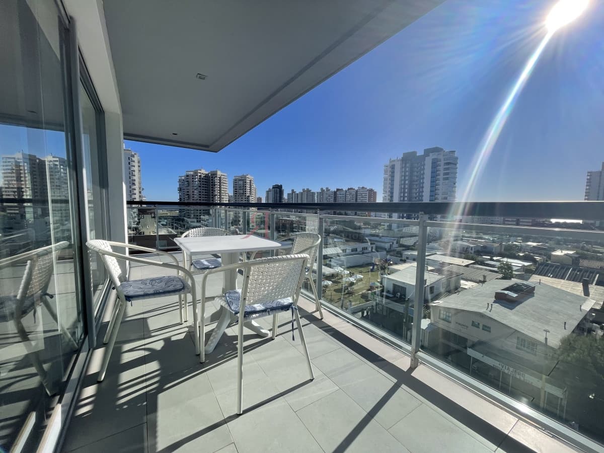 Buena terraza en forma de L con parrillero 									(ref.#112993)