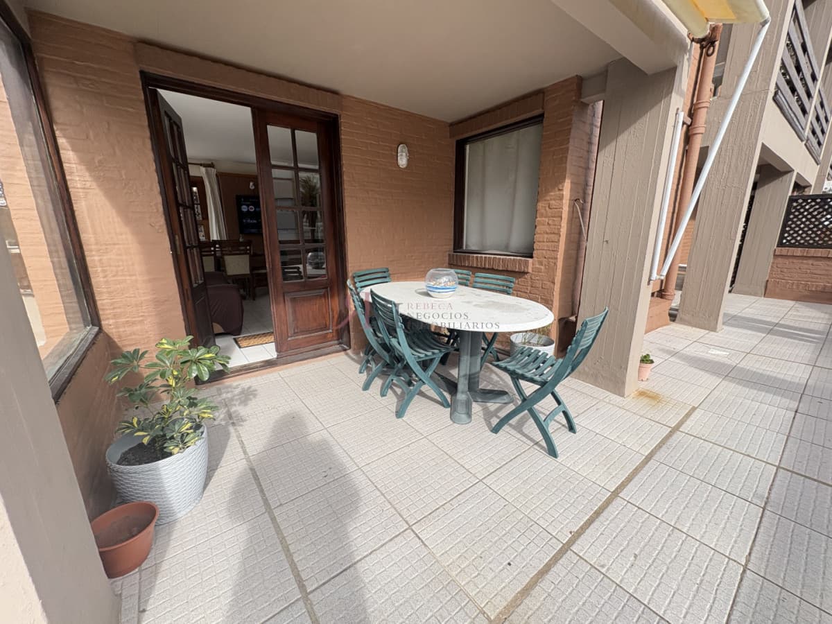 Amplia terraza con parrillero de uso exclusivo, garage para auto.									(ref.#8259)
