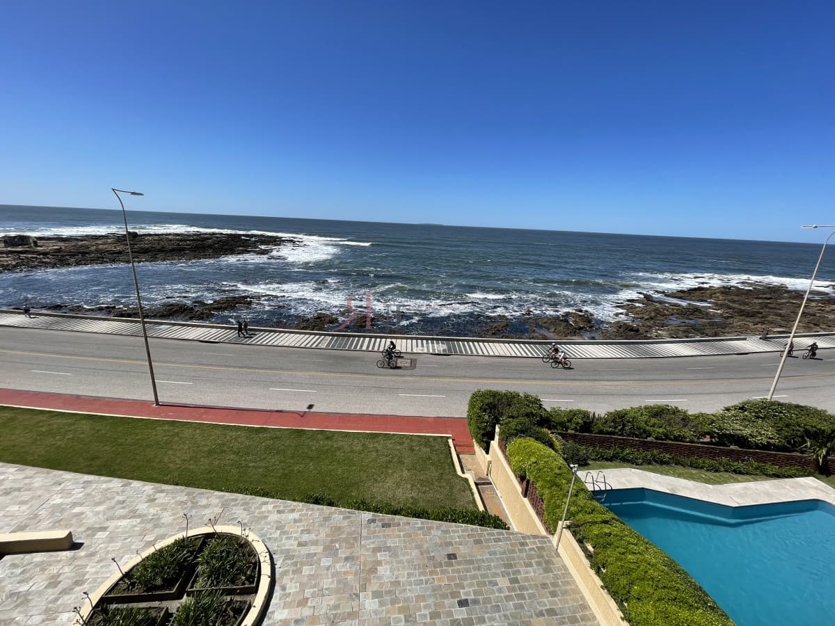 Primera fila, con vista a la Playa Brava									(ref.#111469)