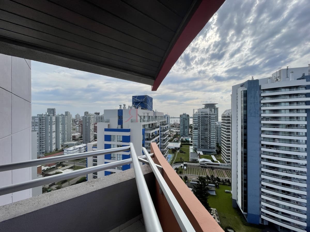A metros de playa brava  y con servicio de playa									(ref.#5216)