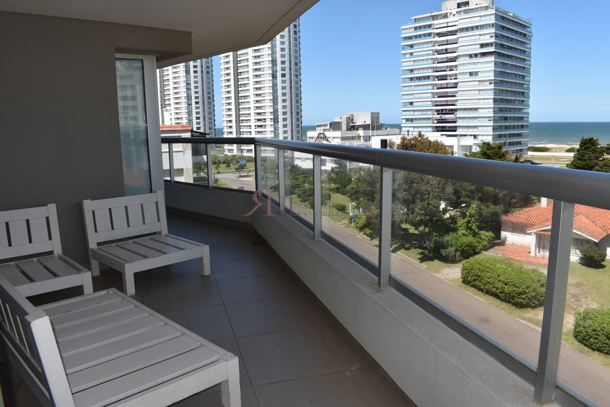 Edificio relativamente nuevo a metros de la Playa Brava									(ref.#111413)