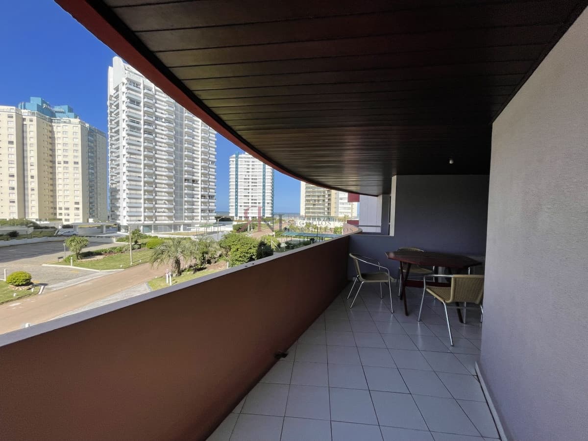 A pocos mts de Playa Brava, amplia terraza, vista lateral 									(ref.#7086)