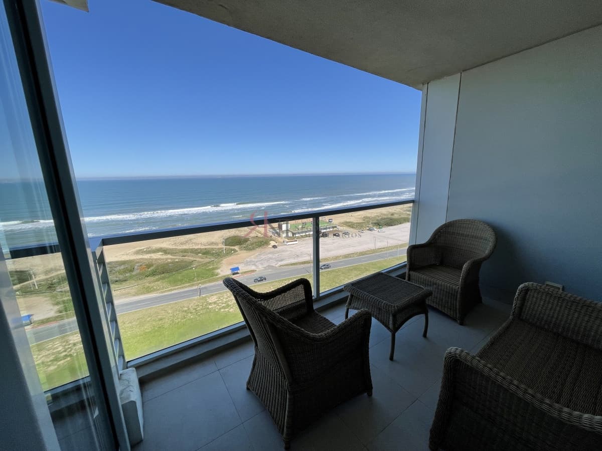 Piso alto con buena vista al mar,  Edificio de Categoria 									(ref.#7201)