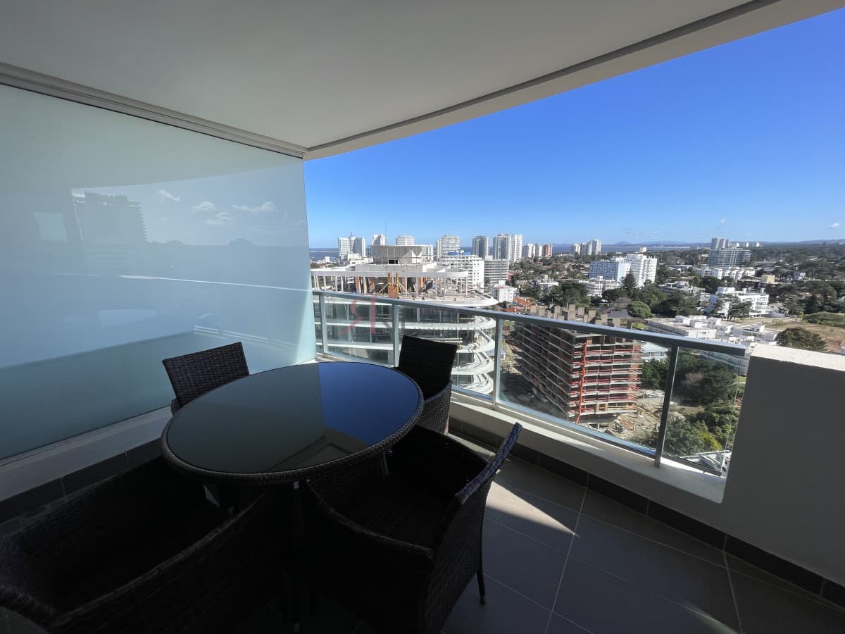 Piso alto, vista a Playa Mansa, amenities, mucama, servicio de playa									(ref.#11195)