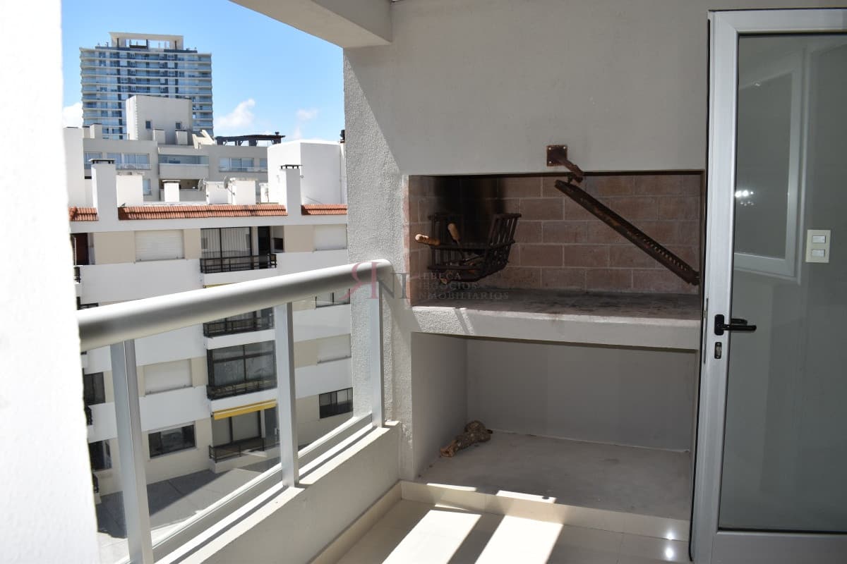 Edificio relativamente nuevo a metros de la Playa Brava									(ref.#111413)