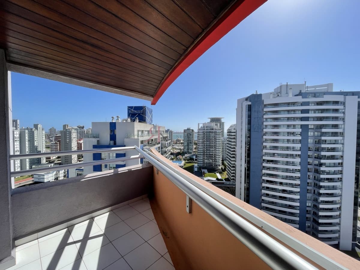 A metros de playa brava  y con servicio de playa									(ref.#5216)
