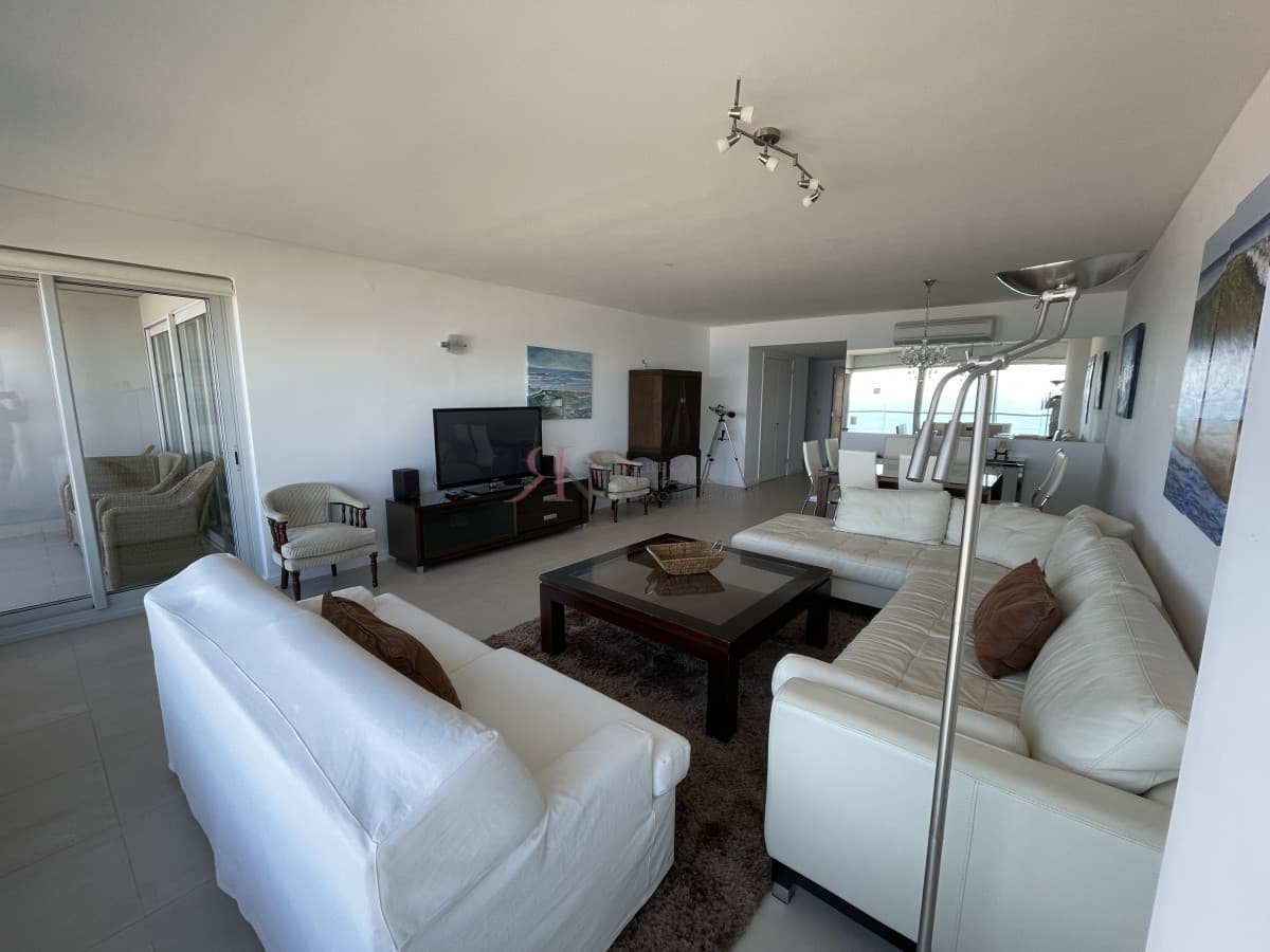 Piso alto con buena vista al mar,  Edificio de Categoria 									(ref.#7201)