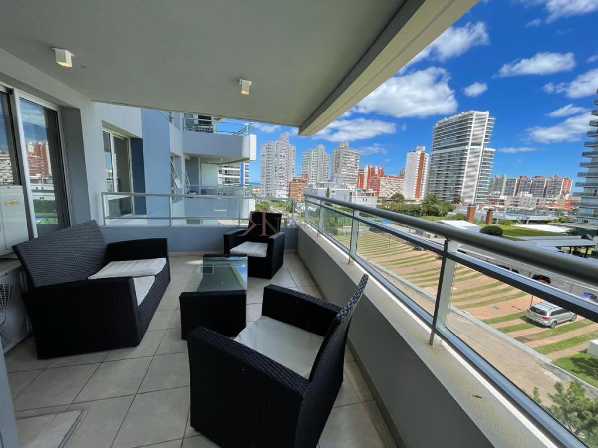 Amplia terraza, a metros de la Playa Brava 									(ref.#10443)