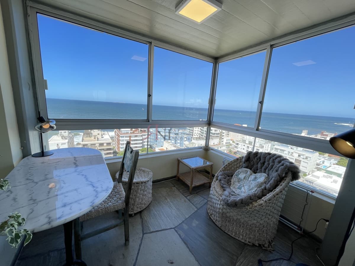Piso alto, excelente vista a la Playa Brava									(ref.#2081)