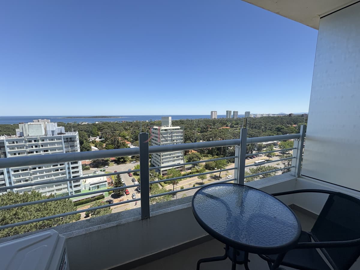 Piso alto, buena vista a Playa Mansa									(ref.#113924)