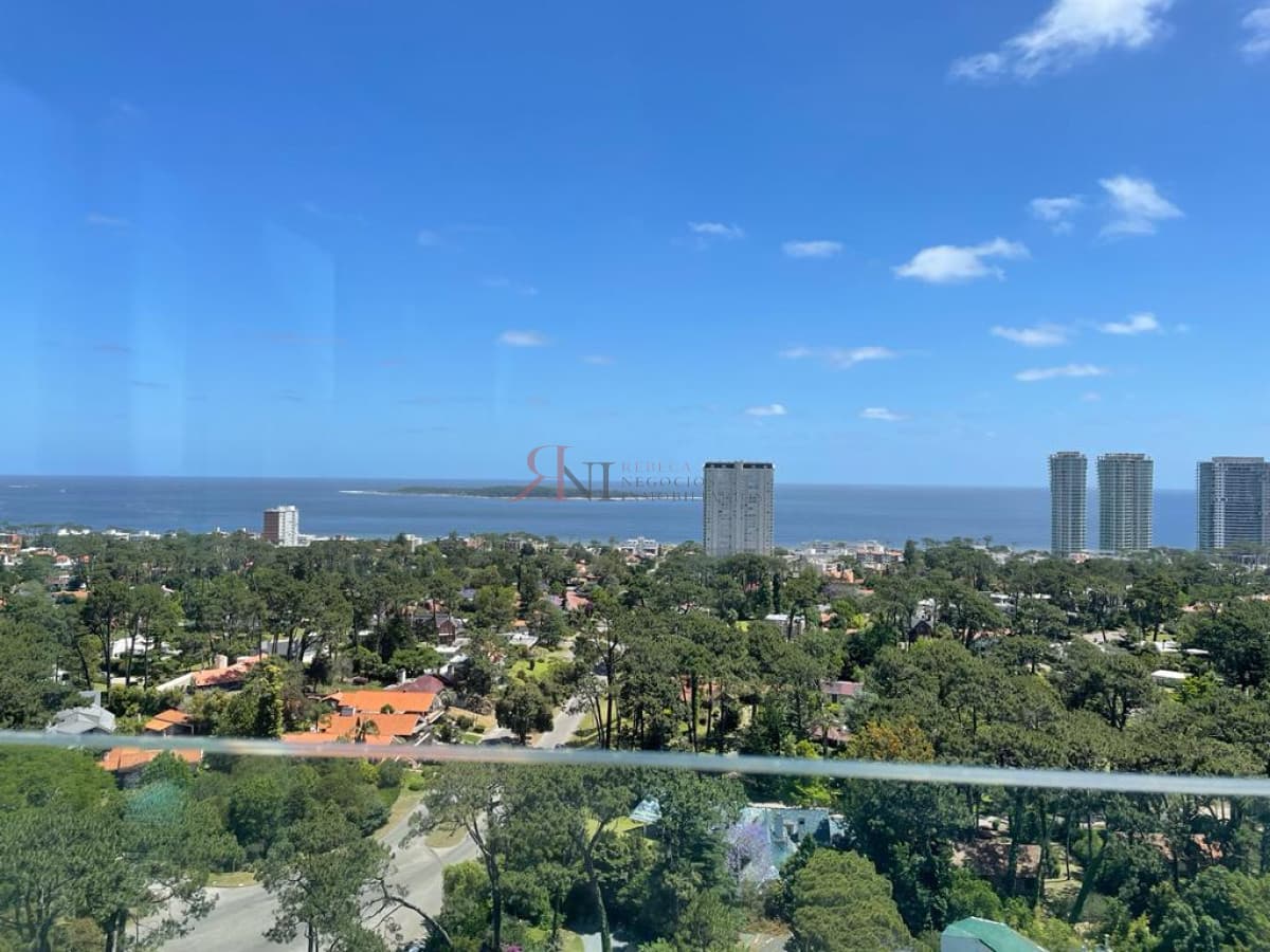 Divino apto. piso alto con muy buena vista a Playa Mansa									(ref.#111962)