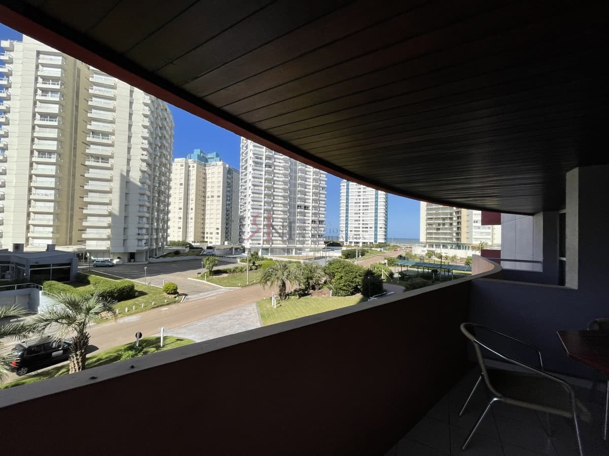 A pocos mts de Playa Brava, amplia terraza, vista lateral 									(ref.#7086)