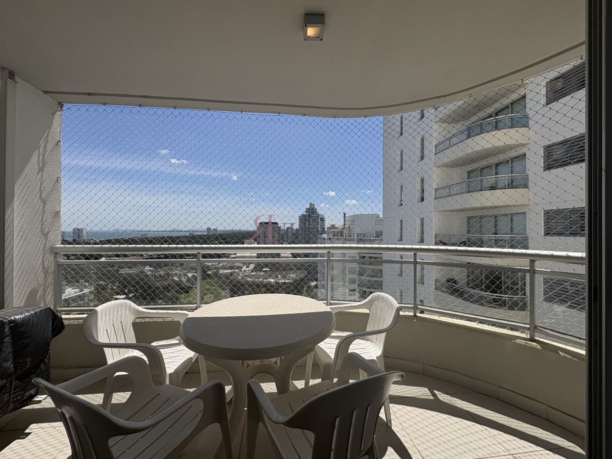 Piso alto, moderno, amenities									(ref.#11135)