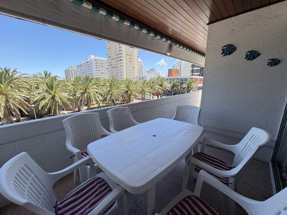 Amplia terraza para disfrutar a toda hora, aire acondicionado en living y comedor									(ref.#3647)