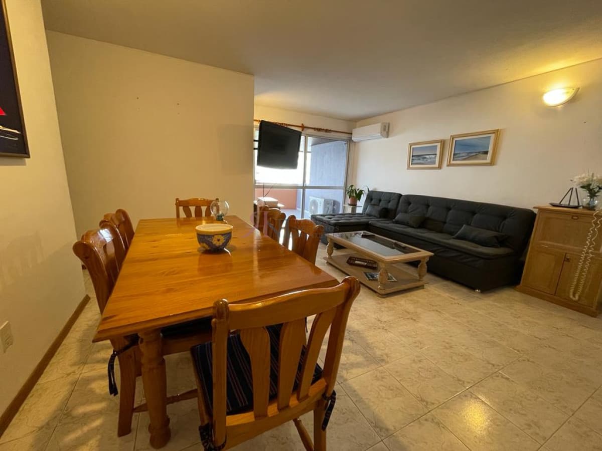 A pocos mts de Playa Brava, amplia terraza, vista lateral 									(ref.#7086)