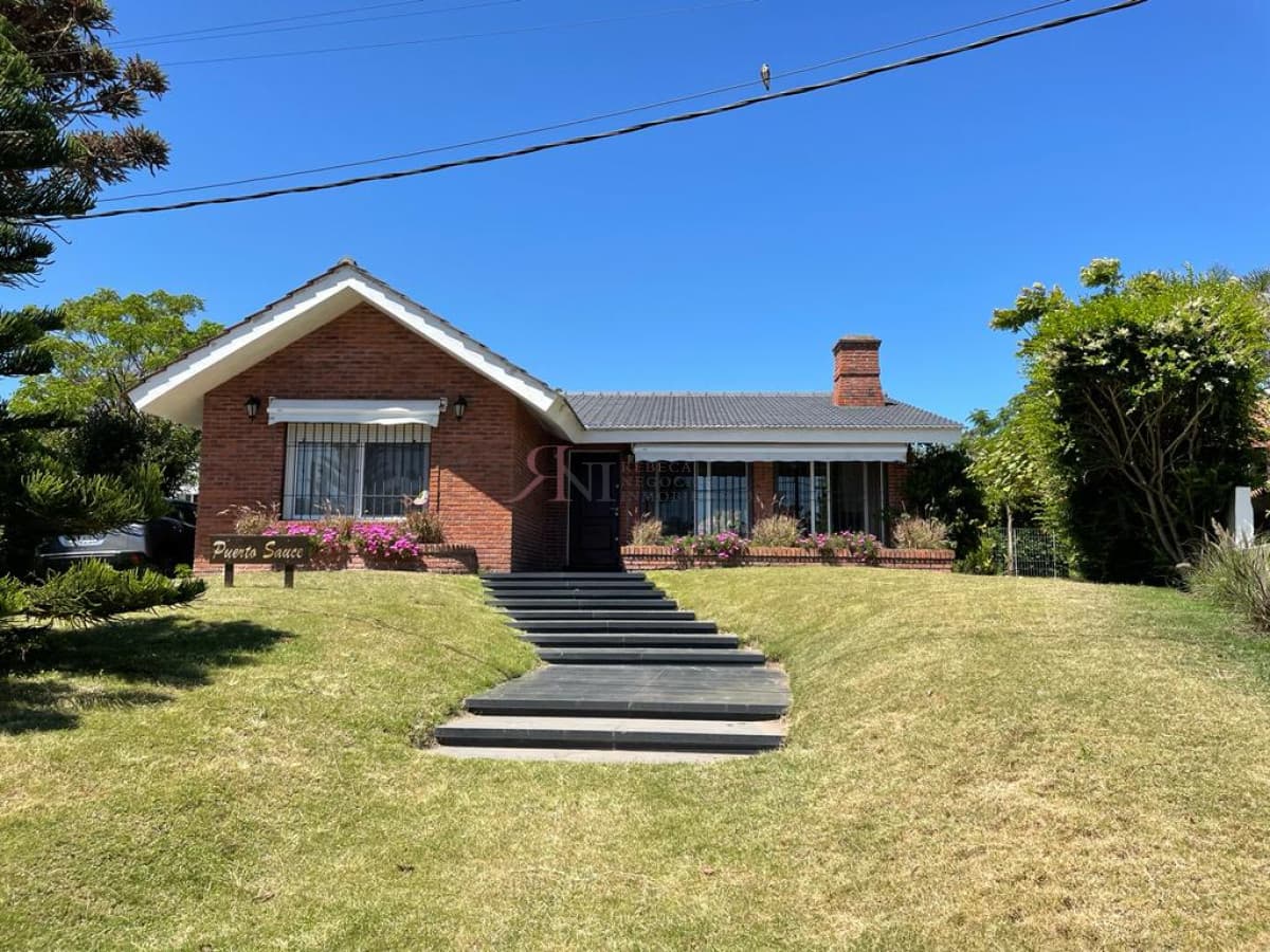 Impecable, amplia, aire acondicionado en todos ambientes, cercada (ref.#7131)