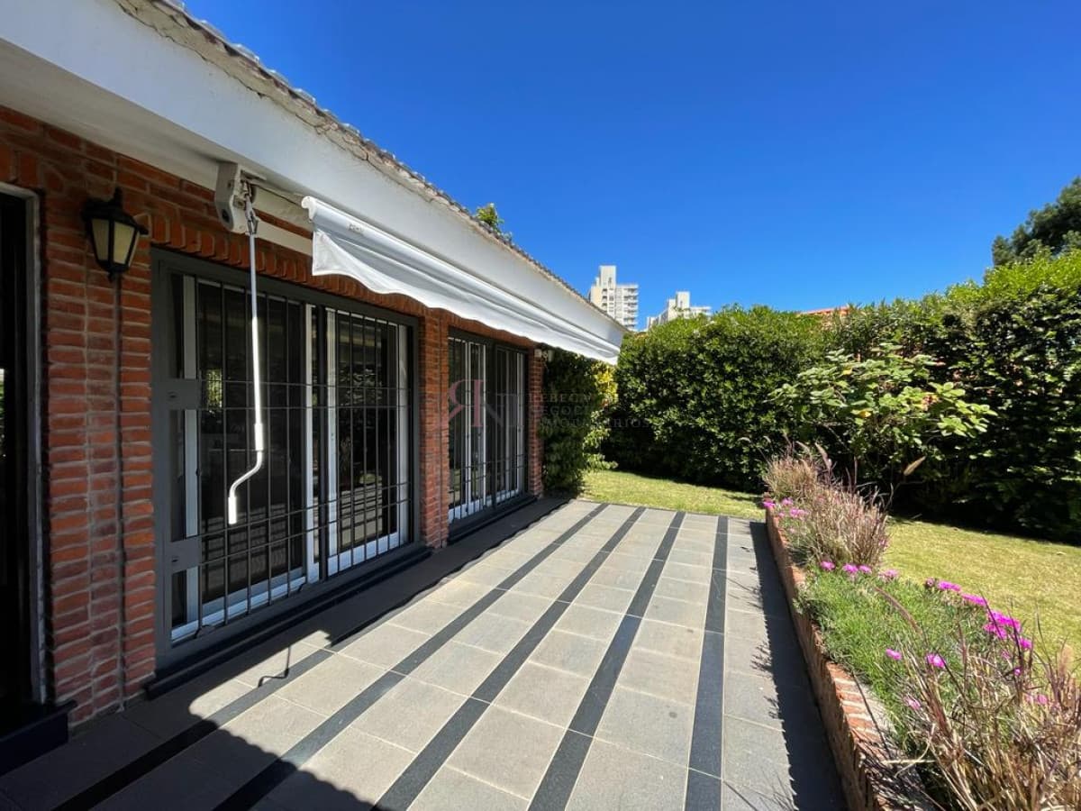 Impecable, amplia, aire acondicionado en todos ambientes, cercada (ref.#7131)