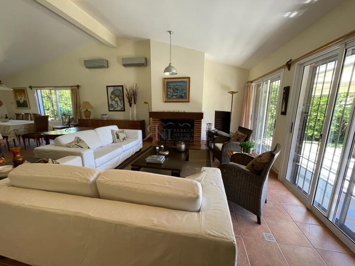 Impecable, amplia, aire acondicionado en todos ambientes, cercada (ref.#7131)