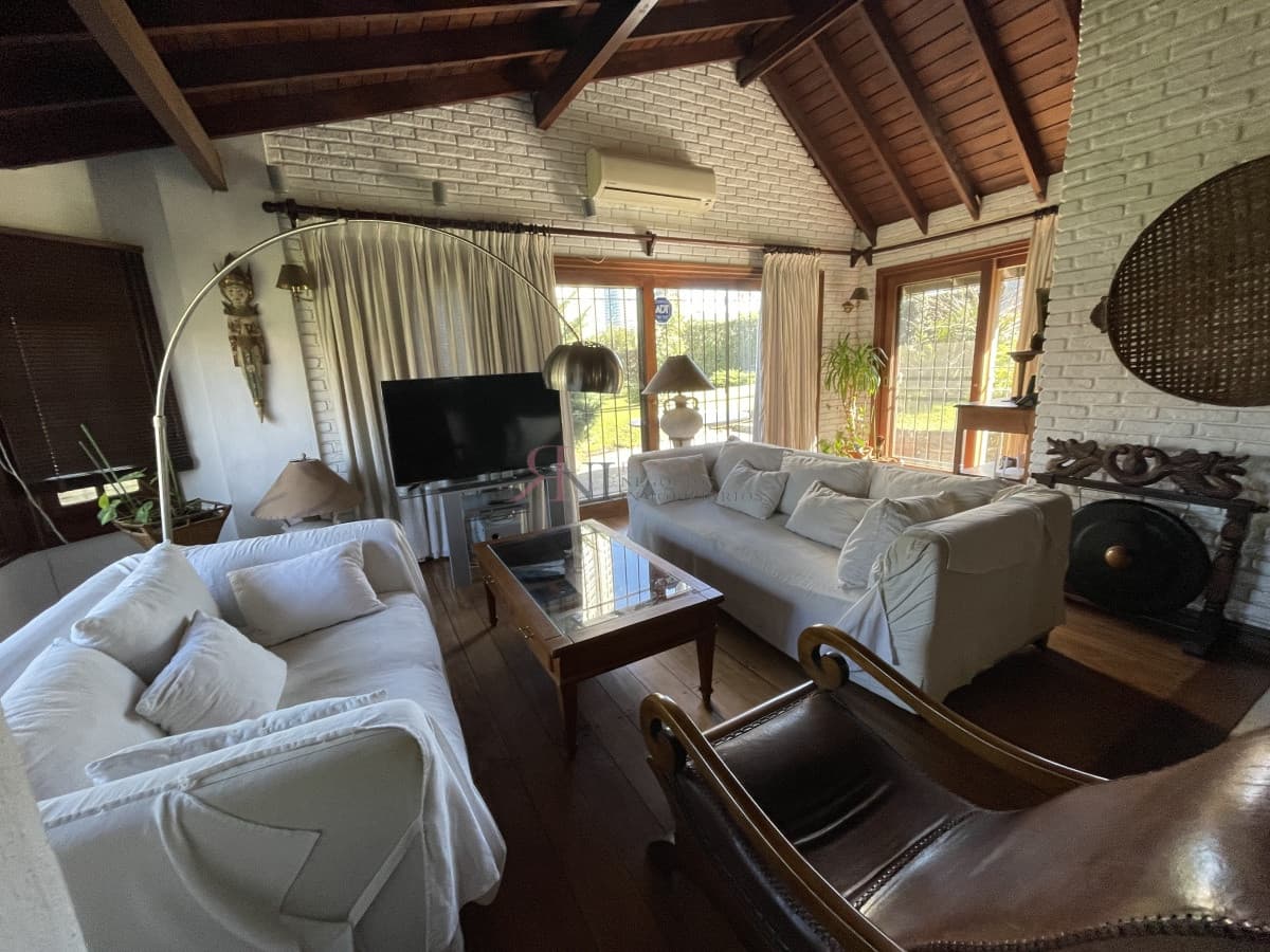Construcción tradicional, cercada, piscina climatizada, garaje (ref.#5944)