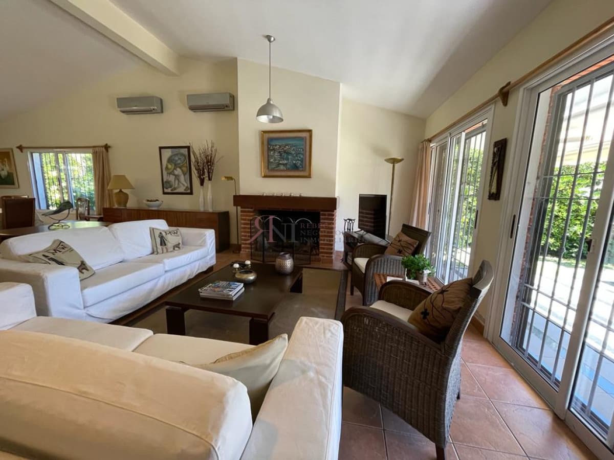 Impecable, amplia, aire acondicionado en todos ambientes, cercada (ref.#7131)