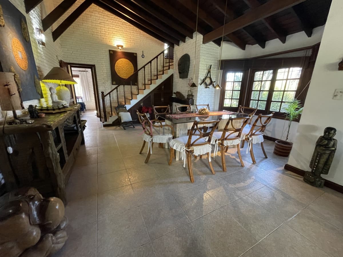 Construcción tradicional, cercada, piscina climatizada, garaje (ref.#5944)
